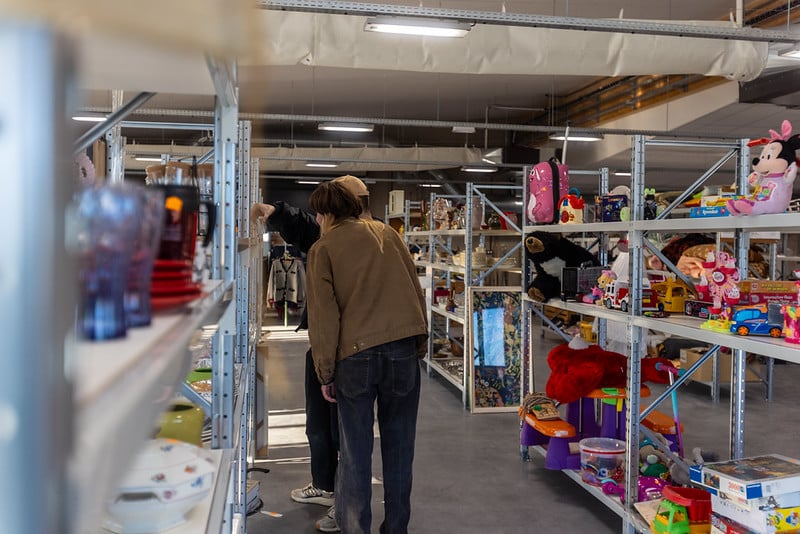 La recyclerie des Grands Prés propose des objets de seconde main à petits prix.